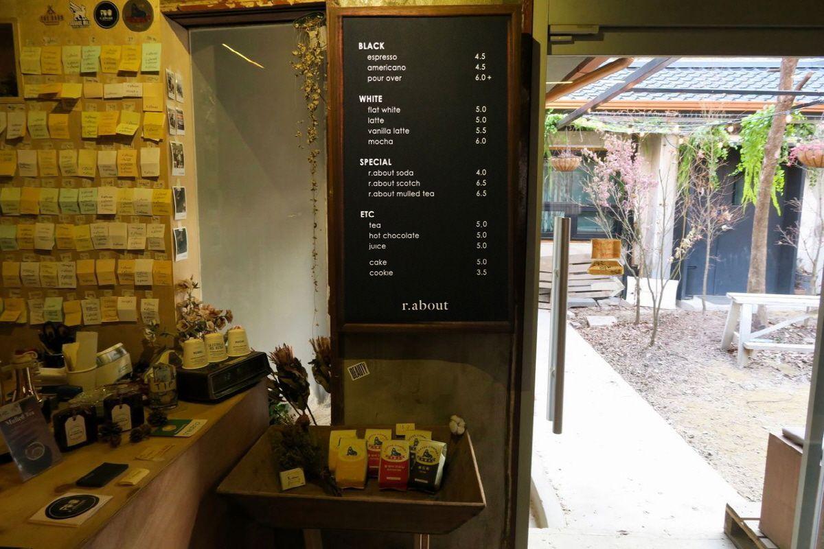 梨泰院r.about咖啡廳的陳設，以簡約風格體現了傳統韓國房屋的神韻，擺設成為視覺的一部分。